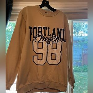 Barely worn vintage look oregon crewneck. Size small